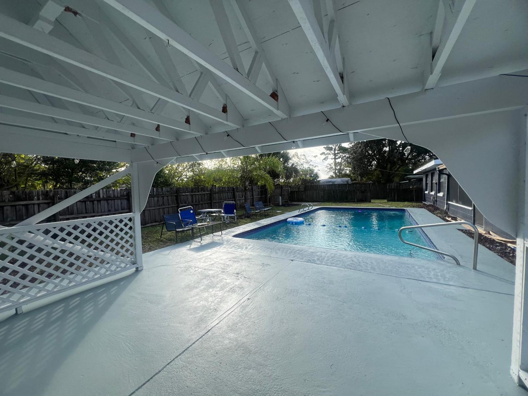 Pool House Oasis Villa Тайтъсвил Екстериор снимка